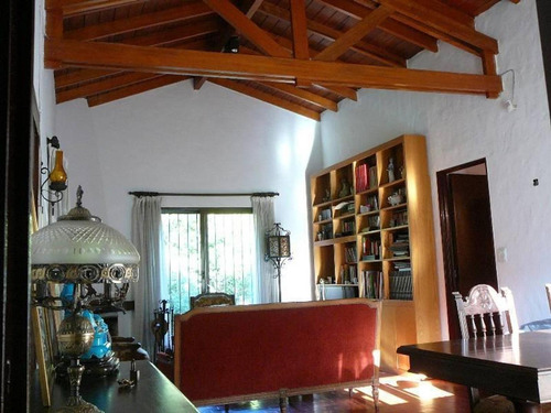 Casa Colonial Impecable En Un Lindo Lote Parquizado En Venta