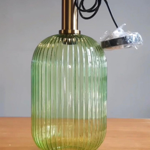 Lampara Colgante Vidrio Verde Y Capuchon Dorado Casiu Leuk