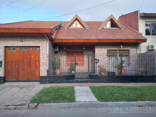 Imagen 1 de 30 de Casa - Hurlingham - Venta - Oportunidad - 4 Amb - 4 Ambientes