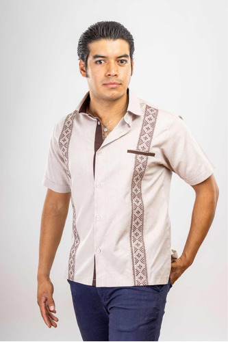 Guayabera Manga Corta Bordada Punto De Cruz Café Claro