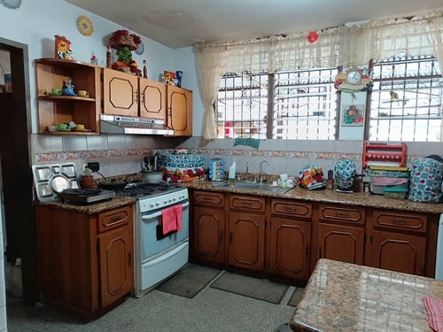 En Venta Casa De Dos Plantas (amoblada), Ubicada En Urbanización Lomas Del Este, Valencia Estado Carabobo - Venezuela / Emer.