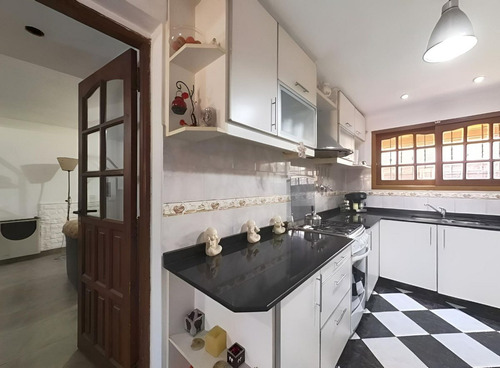 Casa En Venta Hurlingham 5 Amb Garage Jardín Impec