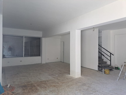 Se Alquila Local Comercial A Pie De Calle En La Av 5 De Julio En Puerto La Cruz, Anzoategui