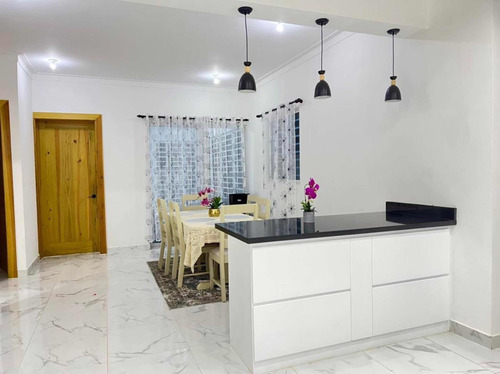 Casa Amueblada Ubicada En El Residencial Los Lirios, La Roma