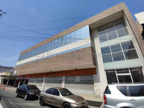 Jip 23-24519.  Oficina Comercial En Venta, Ideal Para Diseñar A Tu Gusto. Espacio En Obra Gris Que Te Permite Personalizar Y Adaptar El Espacio Según Tus Necesidades Y Preferencias. El Centro Maracay