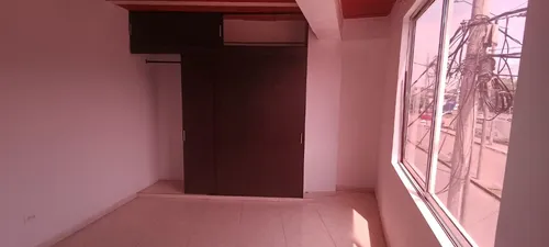 Casa Esquinera En Segundo Piso, Acceso Por Gradas Desde Piso 1