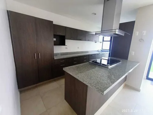 Casa En Venta En El Refugio, 3 Recámaras, 2.5 Baños, Alberca, Seguridad, Lujo!