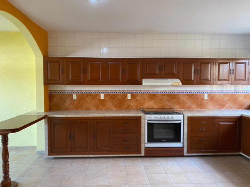 Casa De Dos Niveles En Venta En El Fracc. Virginia En Boca Del Río, Veracruzubicada En Uno De Los Fraccionamientos De Mayor Plusvalía En El Puerto De Veracruz, A 50m De La Ave. Juan Pablo Ii