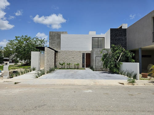 Casa En Venta En Privada Residencial Alura, Cholul.