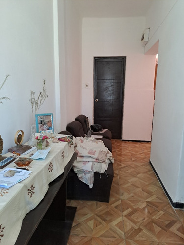 Edificio Compuesto De 3 Casa Y 2 Locales Algunos Alquilados Otros A Reciclar Con Posibilidades De Mejorar.
