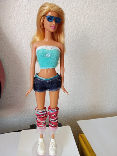 Muñeca Barbie Deportista Costumizada Con Calentadores  Usada