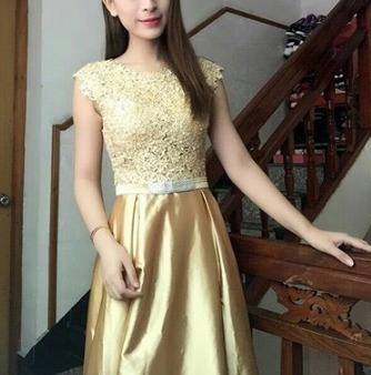 vestido dourado de renda