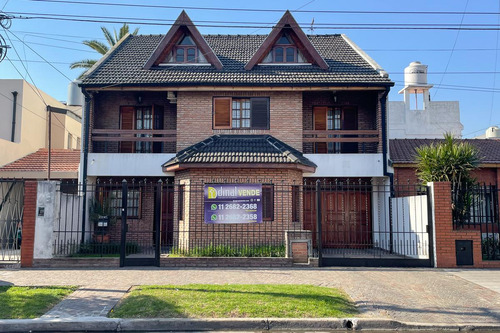 Casa 5 Ambientes Con Cochera, Fondo Libre Con Pileta Y Quincho