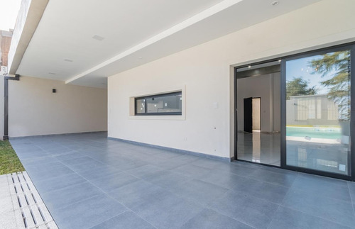 Imagen 17 de 30 de Venta · Casa A Estrenar De Categoría En Moreno · Pileta · Patio · Balcón · Financia · Permuta