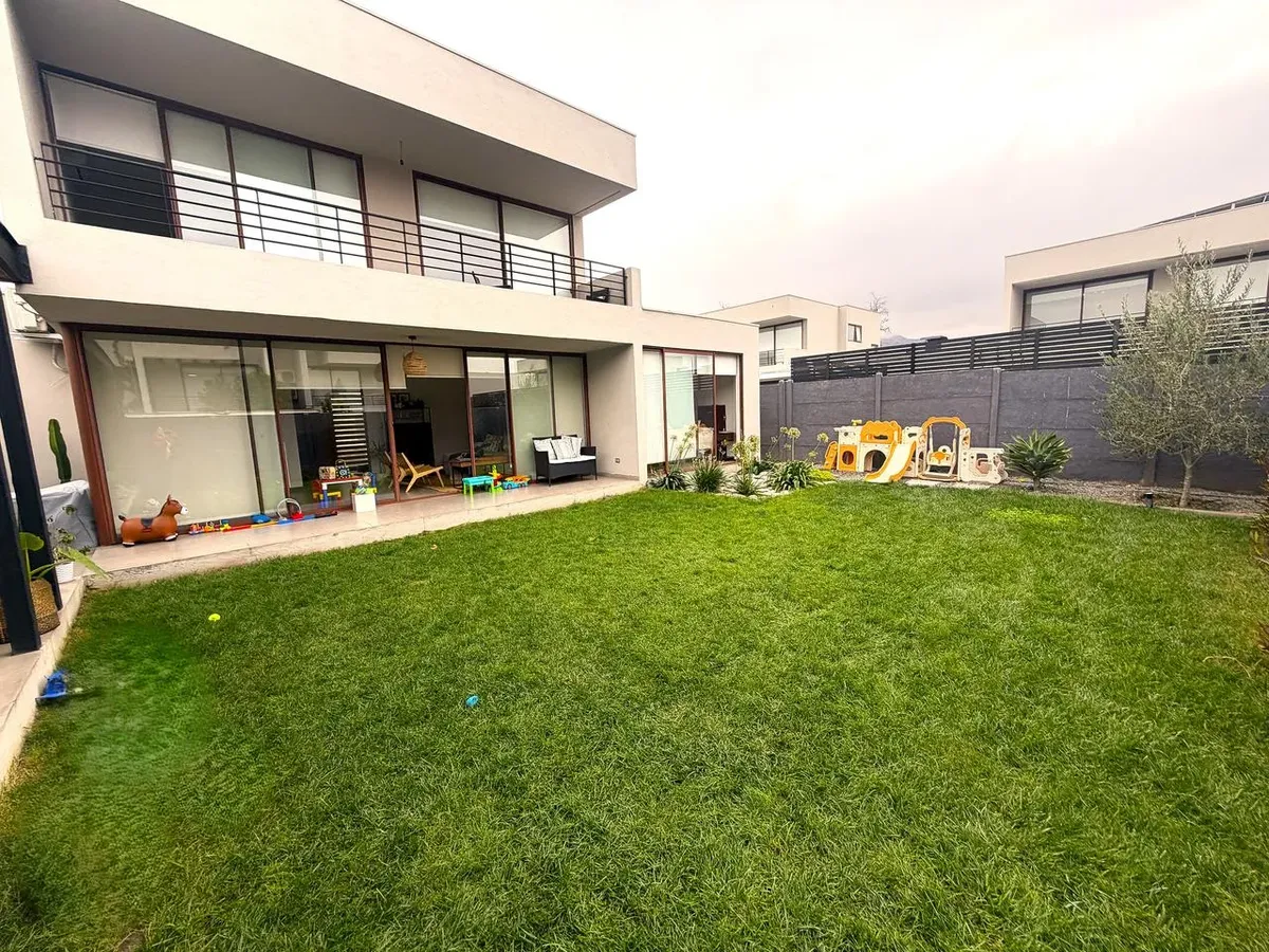 Imagen 3 de 28 de Arriendo Casa Mediterranea 4d 5 B Condominio Parque Alihuen