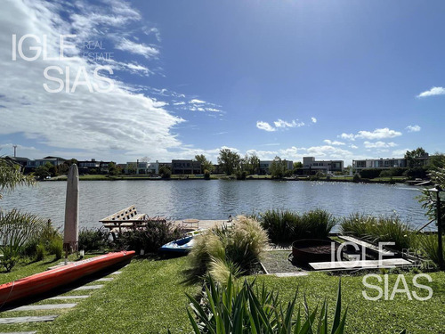 Casa En Venta Al Lago 4 Dormitorios En Barbarita