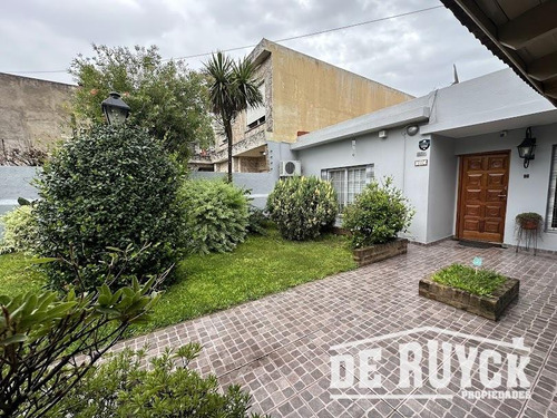 Casa Con Quincho En Barrio San Emilio