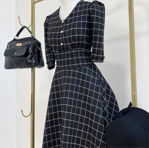 Imagem 3 de 9 de Vestido Midi Rodado Preto Xadrez Manga Princesa