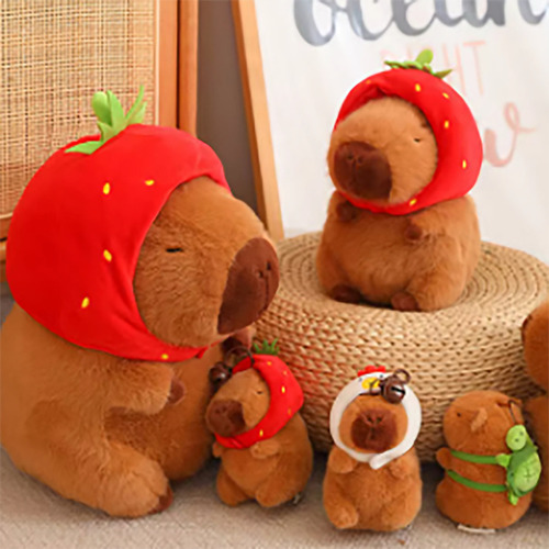 Bonito Peluche De Capibara Con Forma De Fresa