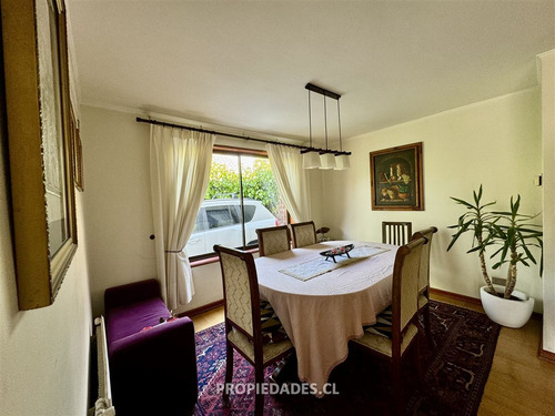 Casa En Venta De 4 Dorm + Servicio En Las Condes