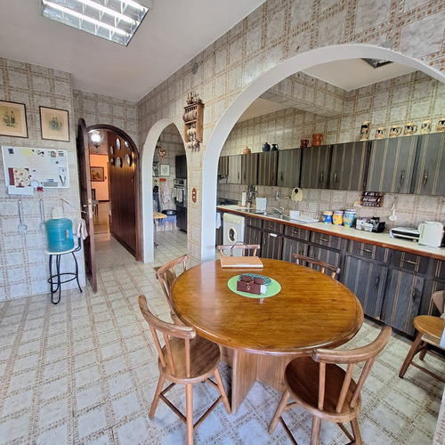 Vendo Comoda Quinta Colinas De Los Chaguaramos. 300 Mts2. Anexo Independiente 145 Mts2. Vista. Calle Tranquila.