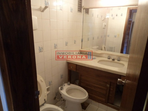 Apartamento De 1 Dormitorio En Peninsula Muy Bien Ubicado A 1 Cuadras De La Mansa, A 2 De La Brava Y A 1 De La Gorlero Y De La Terminal De Omnibus.- Ref: 6780