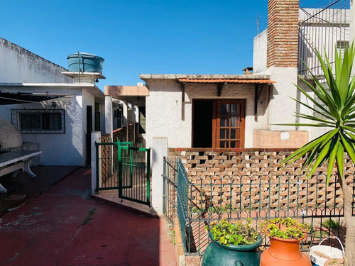 Imagen 2 de 28 de Muy Buena Casa, Construcción De Época, Con Potencial Para Reciclaje.
