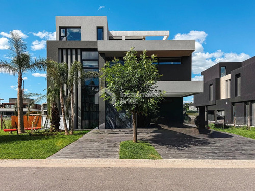 Casa En Venta En El Yacht Nordelta, Tigre! 3 Plantas Y 4 Dormitorios Con Sala De Microcine!