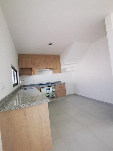 Renta De Casa Residencial En Privada Con Casa Club Ciudad Maderas