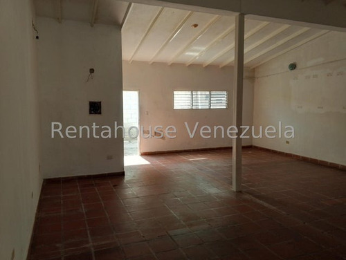 Rafael Gamarra Tu Asesor Inmobiliaro Alquila Comodo Y Amplio Local Comercial, En Plena Avenida Bolivar De Los Rastrojos. Amplio Estacionamiento, Alto Trafico Vehicular Y Peatonal. Baño Interno, Patio