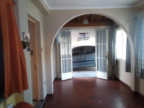 Casa En Venta - 2 Dormitorios 1 Baño - Cochera - 84,75mts2 - Morón