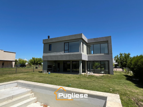 Casa En Venta A Estrenar Con Pileta. Lote Interno. Acacias Puertos