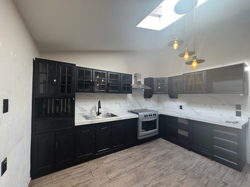 Casa En Venta De 1 Piso En Residencial La Virgen, Metepec, En Frente Del Parque Bicentenario