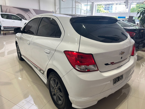 Imagen 8 de 17 de Chevrolet Onix 5puertas 1,4 Effect 2015 - Tm