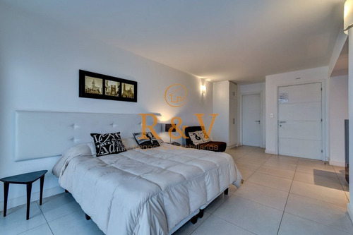 Imagen 9 de 21 de Venta De Apartamento Monoambiente Con Terraza Y Garaje En El Corazón De La Península, Punta Del Este