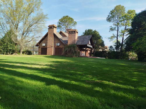 Casa Sobre Golf De Muy Buena Calidad En Excelente Ubicación 2 Lotes