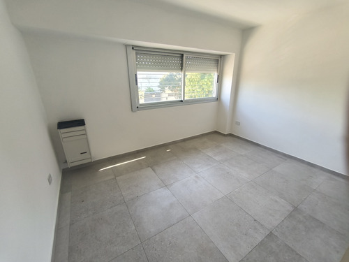 Venta Casa 3 Dormitorios, Amplio Jardín. 43 E/ 23 Y 24, La Plata