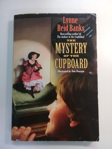 The Mystery Of The Cupboard - Lynne Reid Banks - En Inglés