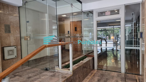 Excelente Piso Con 4 Dormitorios En Pleno Centro De Monte Grande Con Vista Abierta A La Plaza