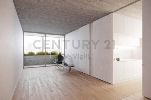 Imagen 4 de 8 de Departamento 2 Dormitorios Con Patio Y Galería En Abasto