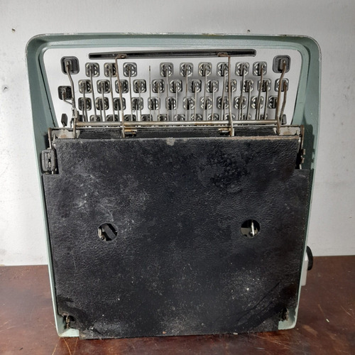 Imagem 8 de 8 de Máquina De Escrever Lettera 32 P/conserto Peças Ou Decoração