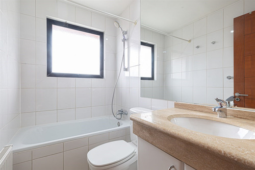 Casa En Venta De 5 Dorm. En Las Condes
