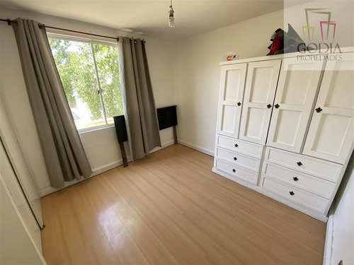 Casa En Venta De 4 Dorm. En Peñalolén