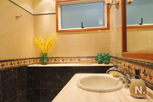 Vende Casa De 4 Dormitorios En Excelente Estado, Playa Mansa, Punta Del Este