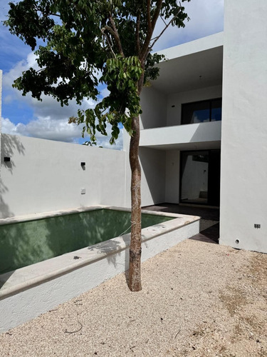 Casa Con 4 Recámaras Y Piscina, En Venta, Dzitya