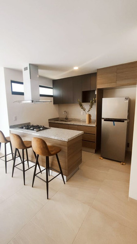 Casa En Venta Entre El Refugio Y Zibata, Estudio O 4ta Recamara, 3.5 Baños