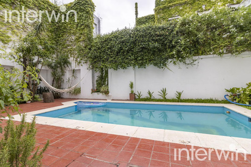 Casa De 8 Amb., Con Piscina Y 3 Cocheras. Belgrano - Venta