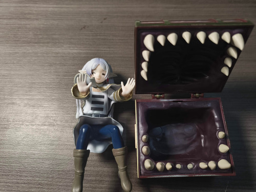 Figura De Frieren Con Baul