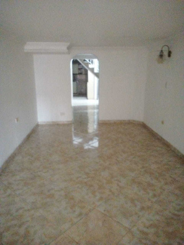 Venta De Casa En Palmeras Del Norte, Cali 2281.