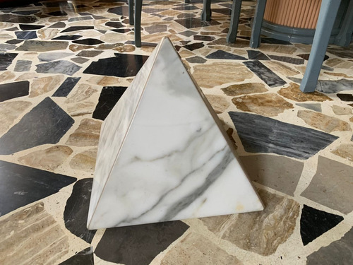 Adorno Sala Piramide Marmol Carrara. Italiano